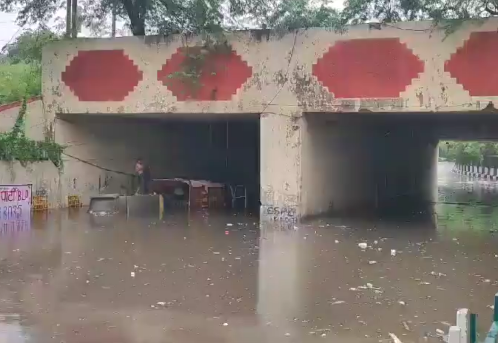 Heavy rainfall causes severe waterlogging at underpass in northern India
