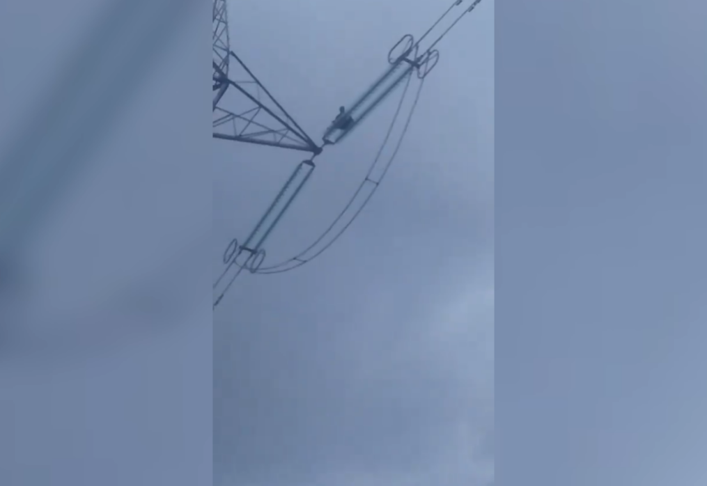 High-voltage drama: husband and wife’s standoff on power line ends in rescue in northern India
