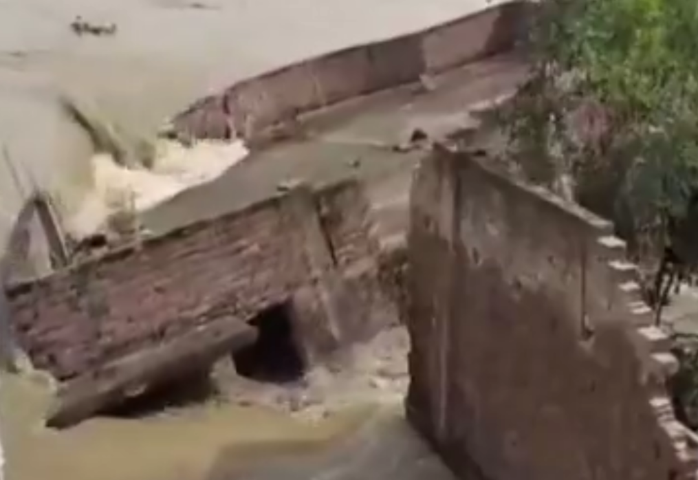 Flooded river in northern India causes house to collapse sparking panic amongst residents