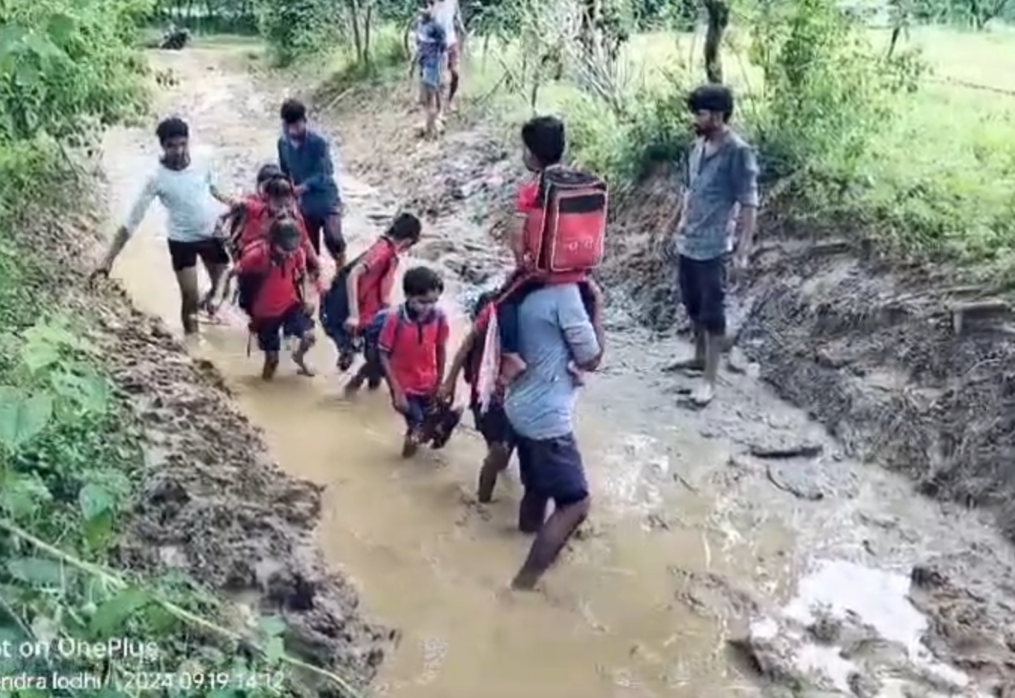 Students forced to walk through mud to attend school in central India