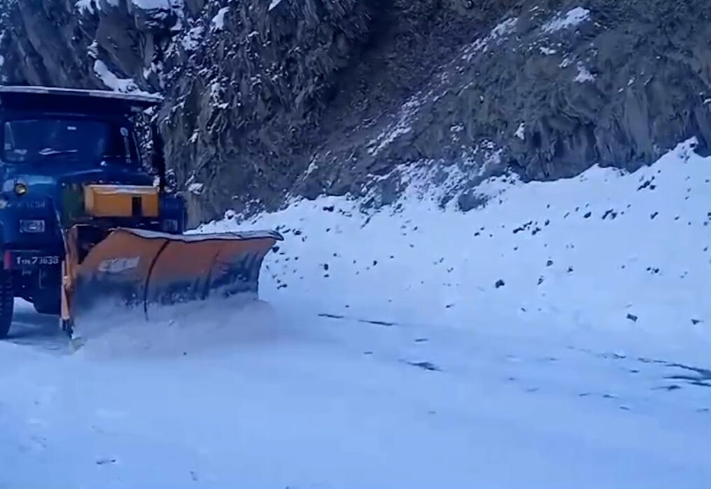 Snow-clearing efforts underway as fresh snowfall blankets Zoji La Pass