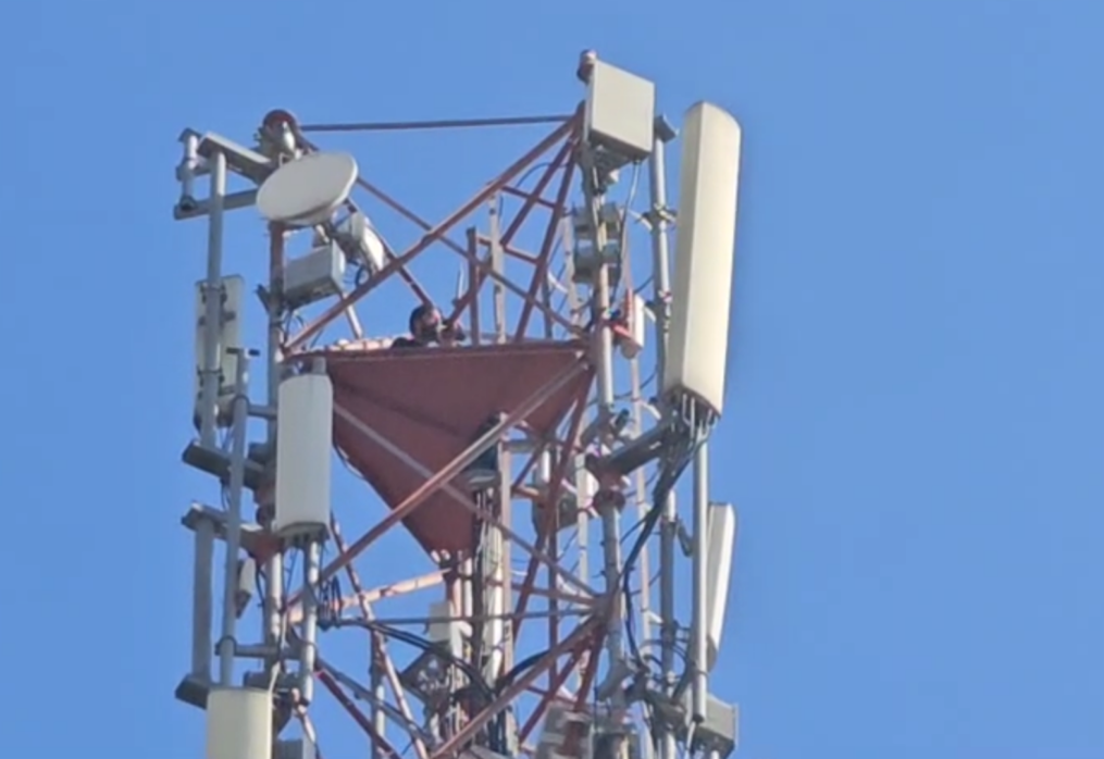 High Voltage Drama! Man climbs up cellular tower, rescued after six-hour